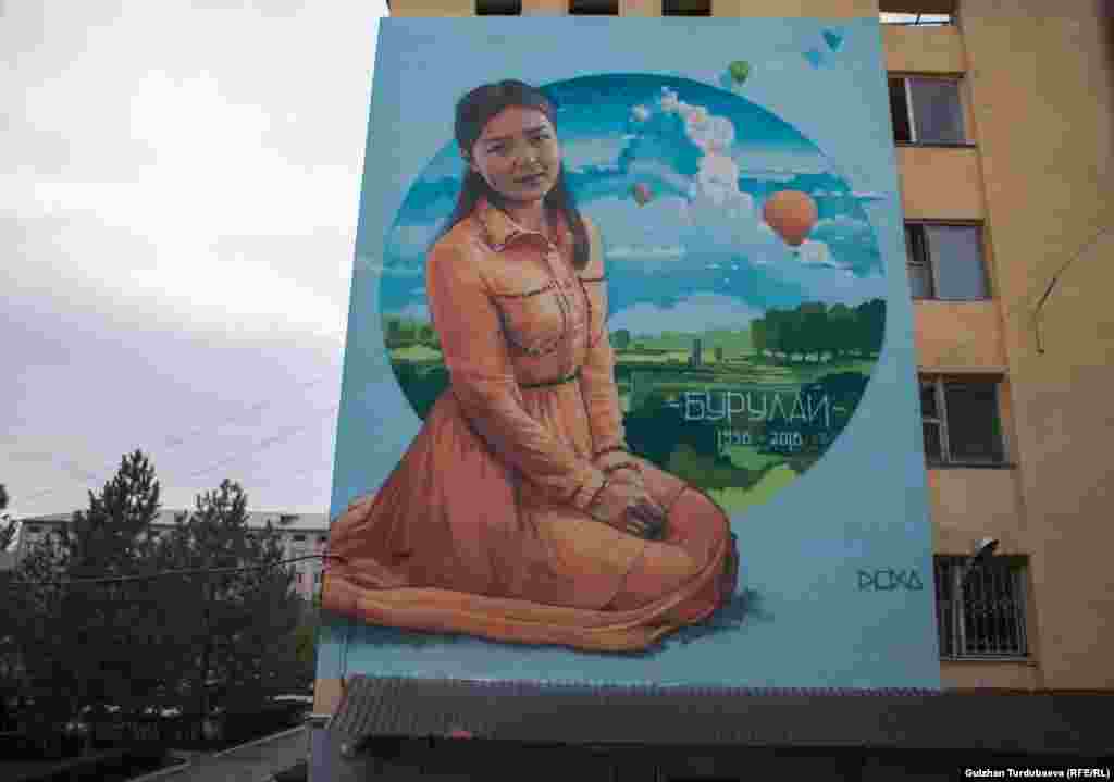 Ала качуунун курмандыгы болгон Бурулай Турдаалы кызынын сүрөтү өзү окуган&nbsp;Бишкек шаарындагы медициналык коллеждин жатаканасынын дубалына тартылды. Анын ачылышы&nbsp;&quot;Гендердик зомбулукка каршы 16 күндүк жигердүүлүк&quot; аттуу эл аралык өнөктүгүнүн алкагында өттү.