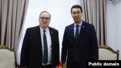 Лесли Вигери жана Медер Абакиров. 