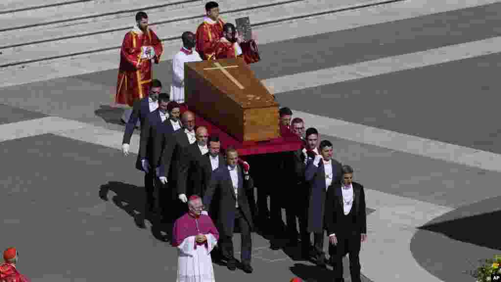 Труну з целам папы Францішка нясуць на пляц Сьвятога Пятра для яго пахаваньня ў Ватыкане ў суботу, 26 красавіка 2025 году