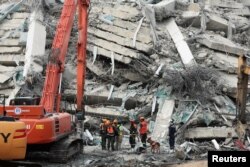 Баңгоктогу кыйраган имараттагы куткаруу иштери