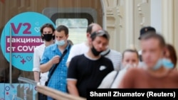 Москва шаарында эмдөөгө турган жарандар. 25-июнь, 2021-жыл.