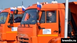 Rus prezidenti Wladimir Putin Kerç köprüsiniň açylyş dabarasynda "Kamaza" "atlandy". Arhiw suraty