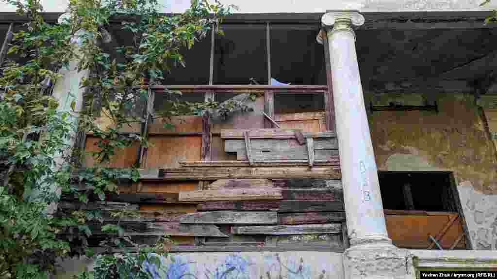 Селище ГРЕС розташоване у Воловій балці