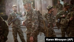 Etniki ermeni meýletinçileri Daglyk-Garabagyň Hadrut sebitiniň golaýyndaky fron liniýasyna iberilmezden ozal egin-eşiklerini we ýaraglaryny almak üçin merkeze ýygnanýarlar.