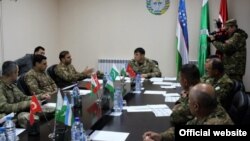 Ўзбекистон, Туркия ва Покистон ҳарбий делегациялари машғулотлар режасини муҳокама қилмоқда.Мудофаа вазирлиги сайтидан олинган сурат.