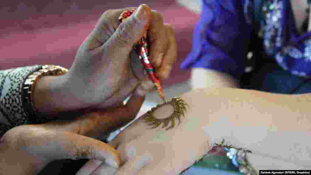 Хинди кыздары күйөөгө чыгарда колдоруна ушундай кооз сүрөттөр түшүрүлөт. Ал &quot;михенди&quot; деп аталат.&nbsp;