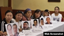 Люди с фотографиями своих родных, которые, по их словам, помещены под стражу в Синьцзяне, на пресс-конференции в офисе «Атажұрт еріктілері». Алматы, 12 сентября  2018 года.