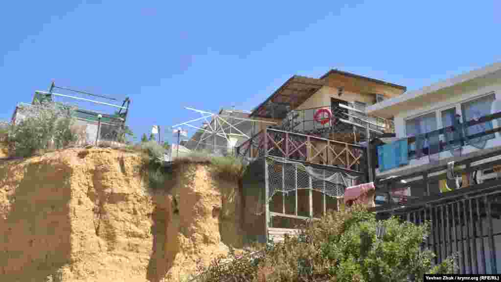 В останні десятиліття, завдяки зручному розташуванню, Любимівка отримала новий розвиток &ndash;​ тут виросли нові пансіонати і будинки відпочинку, а місцеве населення активно здає житлоплощу в оренду відпочивальникам. На курортні будні селища можна подивитися у фотогалереї &nbsp;