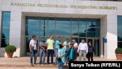 Группа членов  незарегистрированного движения «Атажұрт еріктілері» у здания администрации президента Казахстана. Нур-Султан, 12 июля 2019 года.