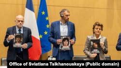 З партрэтамі палітвязьняў — старшыня групы сяброўства парлямэнту Францыі зь Беларусьсю Фрэдэрык Пэці, Сяргей Ціханоўскі, амбасадарка Францыі й спэцыяльная пасланьніца для Беларусі Віялен Білет дэ Вільмёр