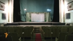 Казанның Кариев театры ике бина арасында