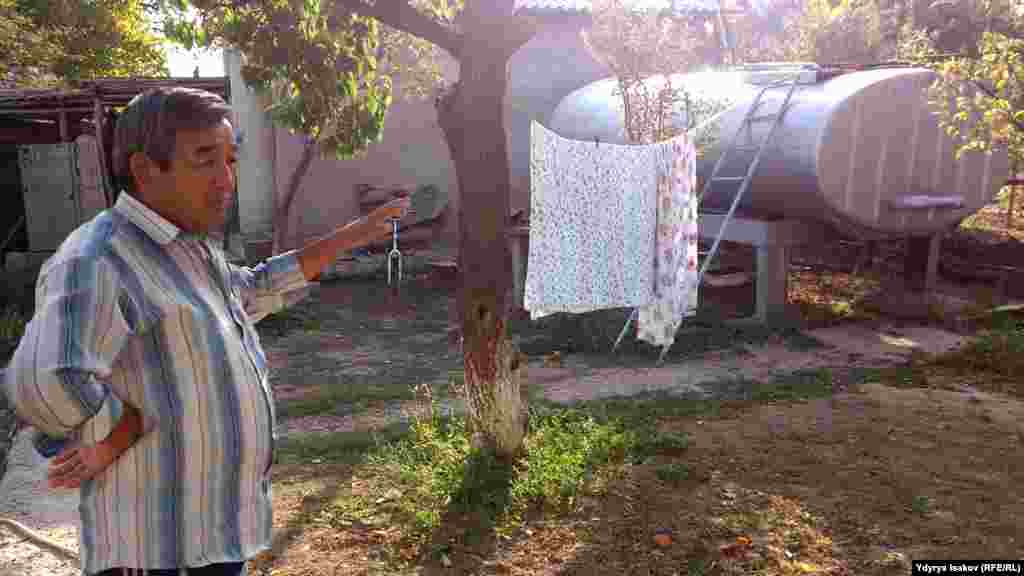 Дачадагы ар бир үйдө ушундай &quot;суу сактагыч&quot; бар. Аны насос менен каналдан тартылган суу келген учурда толтуруп алышат.