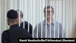 Незарэгістраваны кандыдат у прэзыдэнты Беларусі Віктар Бабарыка, арыштаваны ў чэрвені 2020 году па абвінавачваньні ў карупцыі, прысутнічае на судзе ў Менску, 6 ліпеня 2021 году