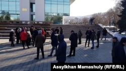 Алматинцы, не попавшие на встречу с акимом города Бауыржаном Байбеком. 20 февраля 2019 года.