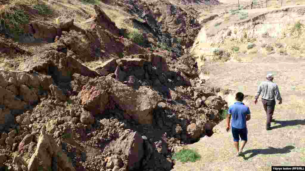 13-сентябрда саат 21:00 чамасында Алмалык айылында 5 млн. метр куб жерге көчкү түшкөн.&nbsp;