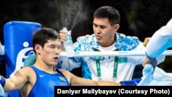 Қазақстан бокс құрамасының бас бапкері Мырзағали Айтжанов (оң жақта) Рио олимпиадасында боксшы Данияр Елеусіновке кеңес беріп тұр.  
