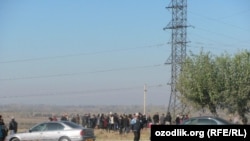 Oşuň eteginde gyrgyz raýatlarynyň bir topary ýerli özbekleriň ýerlerini eýeleýärler. Oş, 7-nji noýabr, 2010.