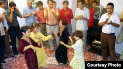 Illýustrasiýa suraty. Eýrandaky etniki türkmen maşgalasynda geçirilýän toýdan bir pursat. 