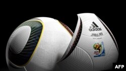 На презентации официального мяча чемпионата мира по футболу 2010 г.