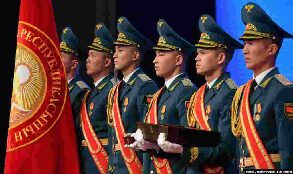 Инаугурацияны Борбордук шайлоо комиссиясынын төрайымы Нуржан Шайлдабекова ачты. Садыр Жапаров кудайдын жана элдин алдында ак иштей турганын айтты.