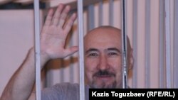 Aron Atabek kazyýet diňlenişigi wagtynda. Almaty, 11-nji sentýabr, 2007.