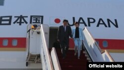 Жапония премьер-министрі Синдзо Абэнің  Тәжікстанға келген сәті. Душанбе, 24 қазан 2015 жыл. 