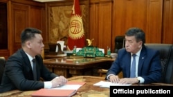 Президент Сооронбай Жээнбеков и секретарь Совета безопасности Дамир Сагынбаев. 