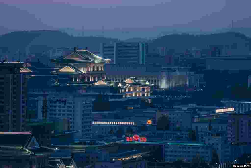 По вечерам Пхеньян остается довольно мрачным местом.