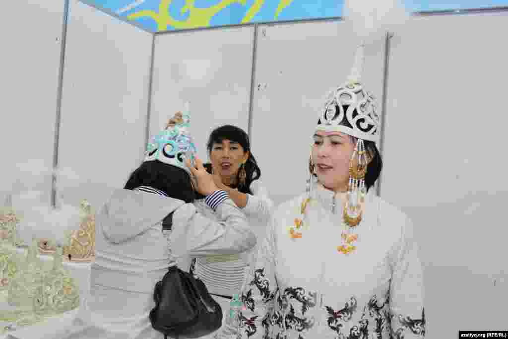 Некоторые изделия национальной одежды можно было и примерить.&nbsp;