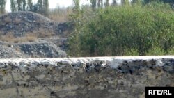 Ўзбек-тожик чегарасидаги кўплаб ўтиш пуктлари ўтиб бўлмас бетон девор билан ëпиқлигича қолмоқда.