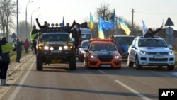 Жовтий автомобіль – машина Сергія Пояркова, під час першого приїзду Автомайдану до резиденції «Межигір’я», 29 грудня 2013 року