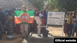 Рәсүл Тавдиряков Нигерда яңа ачылган кое янында Татарстан байрагы белән