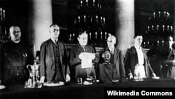 Суд в «Шахтинском деле»: коллегию возглавлял юрист Андрей Вышинский, участник сталинских репрессий, в будущем прокурор СССР и представитель СССР в ООН. Обвинителями были Николай Крыленко и Григорий Рогинский, оба репрессированы по контрреволюционным статьям уже в 1938 году