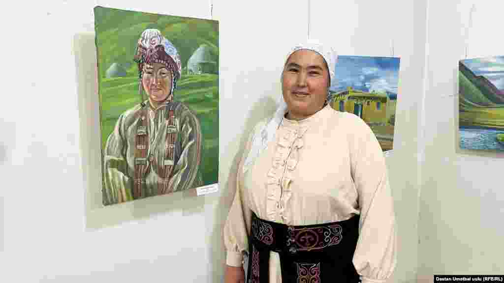 Көрүүчүлөрдүн, көркөм өнөр сүйүүчүлөрүнүн алкоосуна татыган 10 сүрөтчүнүн чыгармалары Оштогу облустук көркөм сүрөт музейине коюлду.