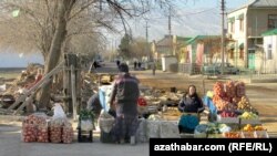 Aşgabatdaky "köçe bazarlarynyň" biri 