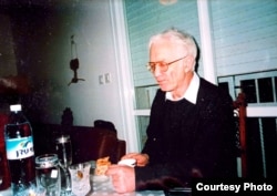 Юлиус Телесин перед Новым годом, 2004. Снимок любезно предоставлен Ириной Виленской