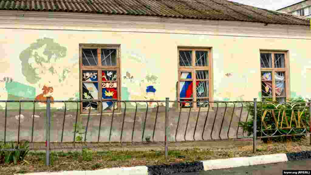 У вікнах будинку хтось повісив триколори. Ймовірно, це приурочено до 75-ї річниці перемоги у Другій світовій війні