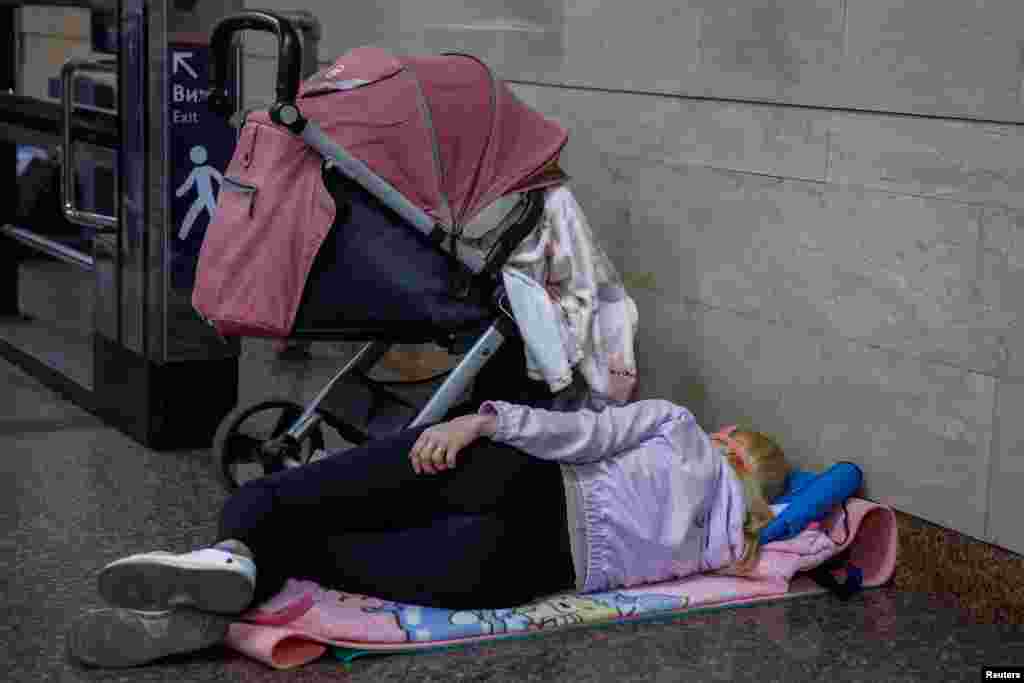 Керівництво Росії заперечує, що російська армія під час повномасштабної війни завдає цілеспрямованих ударів по цивільній інфраструктурі міст і сіл України, убиваючи цивільне населення і руйнуючи лікарні, школи, дитячі садочки, об’єкти енергетики та водозабезпечення.Українська влада і міжнародні організації кваліфікують ці удари як воєнні злочини Російської Федерації і наголошують, що вони мають цілеспрямований характер