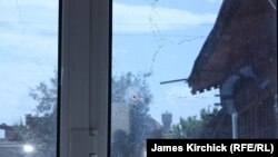 Обстрелянная снайперами мечеть, район Шарк, Ош, 21 июля 2010 года.