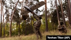 Українські військовослужбовці готуються до запуску безпілотника Avenger на Харківщині, 24 вересня 2025 року