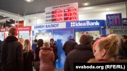 Ազգային տարադրամի արժեզրկման վտանգը բելառուսներին ստիպում է դոլար, եվրո, ինչպես նաև տարատեսակ ապրաքներ գնել, Մինսկ, 12 դեկտեմբերի, 2014թ.