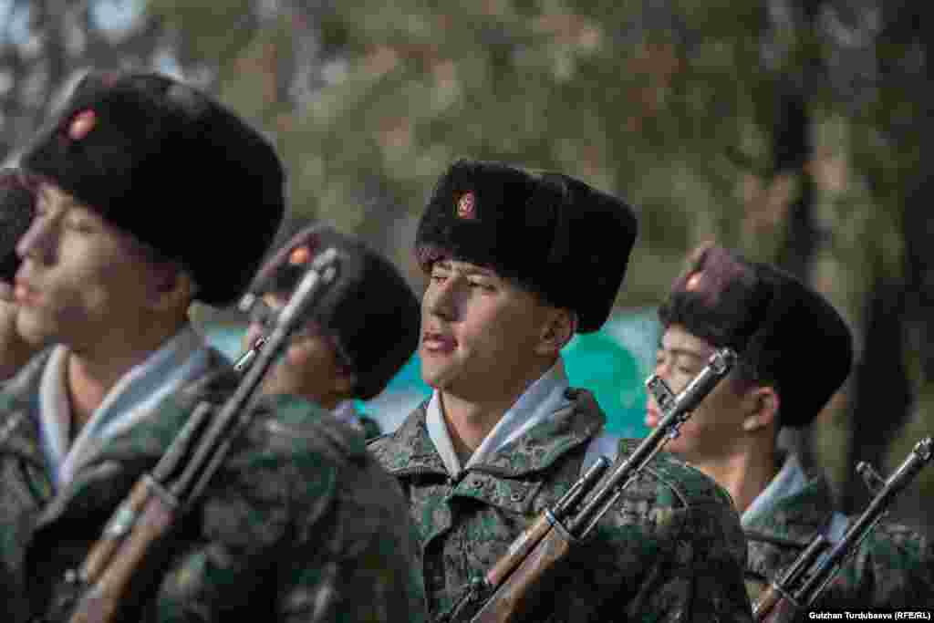 Кайтаруу жана күзөтүү департаментинин жоокерлери соттолгон адамдар жазасын өтөп жаткан түзөтүү мекемелерин кайтаруу, сот процесстерин камсыздоо, аларды сот мекемелеринен тергөө абактарына, ал жерлерден түзөтүү мекемелерине атайын автоунаа менен ташуу милдеттерин аткарышат.&nbsp;