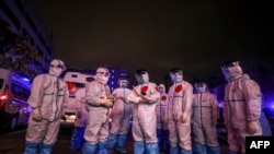 Վուհանի բուժաշխատողները պատրաստվում են կորոնավիրուսով պացիենտին հոսպիտալացնել, 3 մարտի, 2020թ.