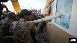 Elchixonaga bostirib kirishga urinayotgan iroqliklar.