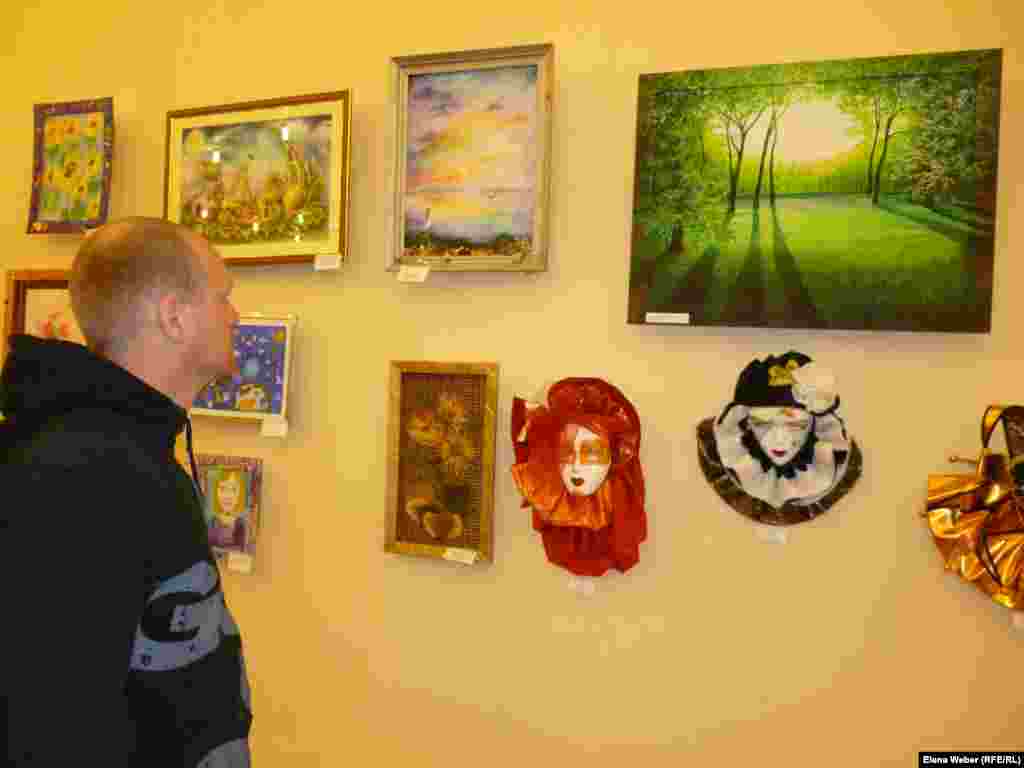 Посетитель выставки Сергей Смирнов заинтересовался некоторыми работами, чтобы в дальнейшем купить их. Особенно ему понравились театральные маски, выполненные из папье-маше. &nbsp;