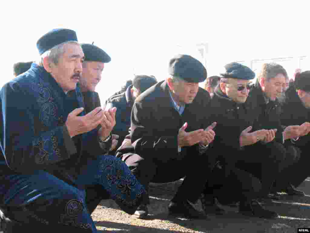 Лидеры оппозиции у могилы Заманбека Нуркадилова в третью годовщину его смерти. Алматы, 12 ноября 2008 года.  - Лидеры оппозиции у могилы Заманбека Нуркадилова в третью годовщину его смерти. Алматы, 12 ноября 2008 года. 