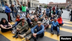 Учасники акцій протесту в Єревані, 29 квітня 2018 року