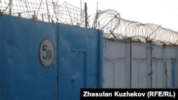 Акмолодогу Атбасар түрмөсүнүн кире бериши. 