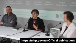 Розповідає тернопільська волонтерка Лілія Мусіхіна (в центрі). Поруч сидять Натан Хазін і Наталія Позняк-Хоменко. 16 березня 2021 року