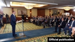 Рано утром к послам пришли президент и премьер-министр – два представителя руководства страны, которые последнее время перестали пытаться скрыть свой конфликт. За час, пока шли вступительные речи, они не перекинулись и словом, делая вид, что незнакомы